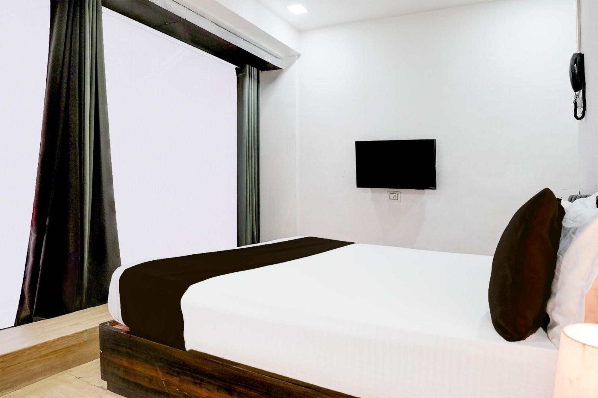 Super Hotel O Vip Road Formerly Hotel Lotus Σουράτ Εξωτερικό φωτογραφία