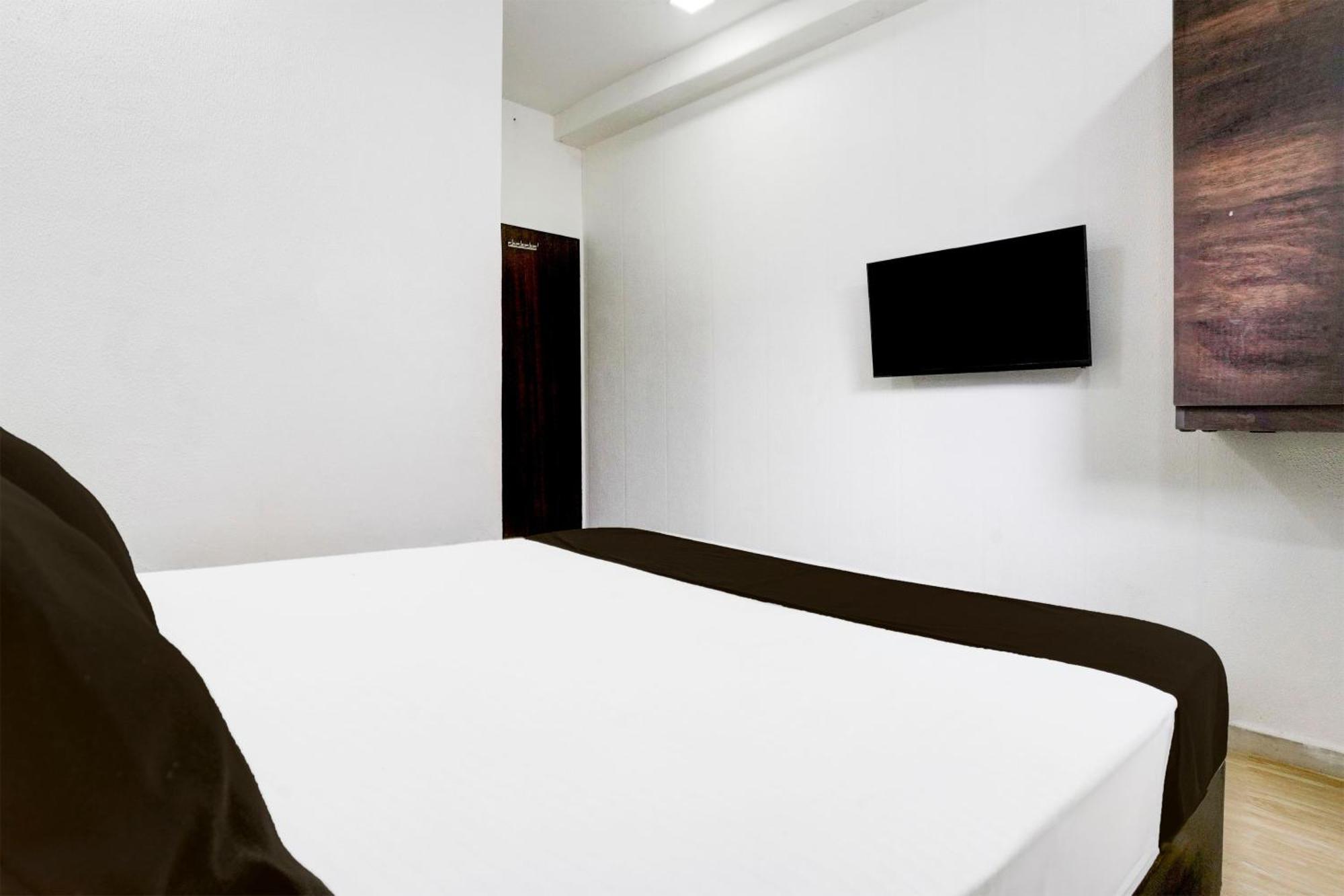 Super Hotel O Vip Road Formerly Hotel Lotus Σουράτ Εξωτερικό φωτογραφία