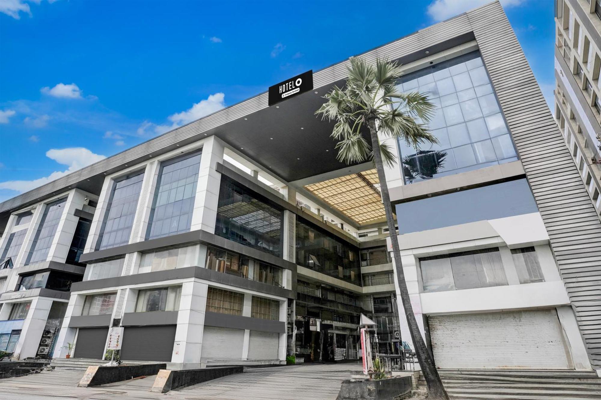 Super Hotel O Vip Road Formerly Hotel Lotus Σουράτ Εξωτερικό φωτογραφία